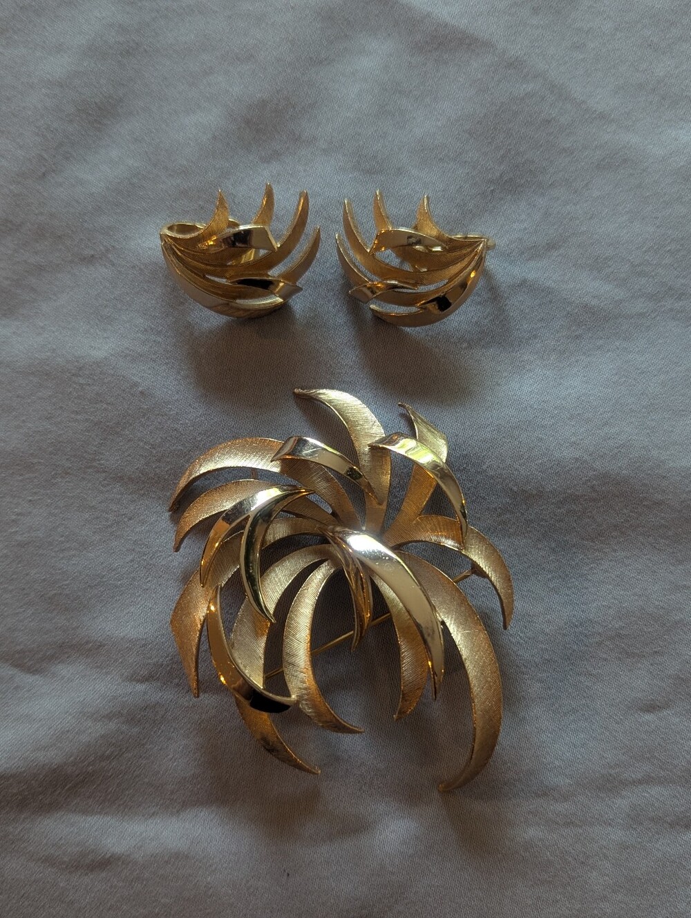Vintage Crown Trifari Gold Tone Brooch & Clip Earrings Set Starburst